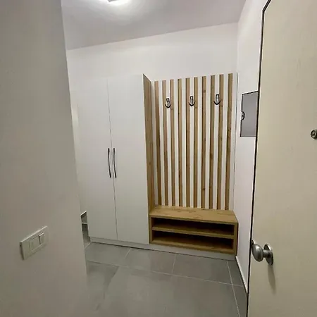 Seaview Modern Two Bedroom Apartment *